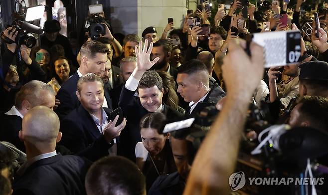 지지자 환호에 화답하는 니쿠쇼르 단 루마니아 대통령 당선자 [EPA=연합뉴스 자료사진. 재판매 및 DB 금지]