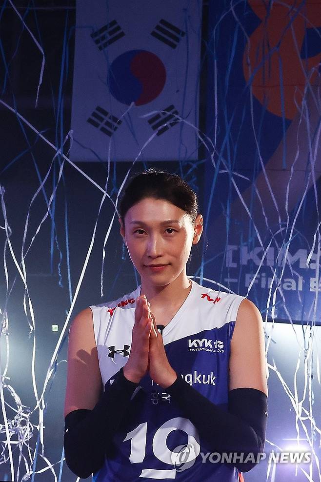 김연경, 자신에게 보내는 박수 (인천=연합뉴스) 서대연 기자 = 김연경이 18일 인천 삼산월드체육관에서 열린 여자배구 세계올스타전 'KYK 인비테이셔널 2025'에서 경기가 종료된 뒤 무대에 올라 박수를 치고 있다. 2025.5.18 dwise@yna.co.kr
