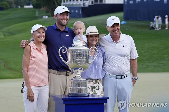 가족들과 포즈를 취한 셰플러(왼쪽에서 두 번째) [로이터=연합뉴스] Mandatory Credit: Jim Dedmon-Imagn Images