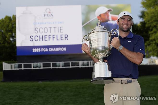 우승컵을 든 셰플러 [AP=연합뉴스]