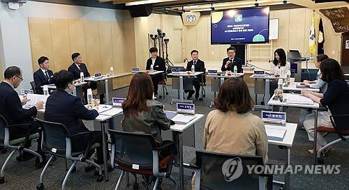AI 디지털교과서 활용 관련 간담회     (서울=연합뉴스) 오석환 교육부 차관이 22일 대전 대덕구 신탄진중학교에서 열린 AI 디지털교과서 활용 관련 간담회에서 발언하고 있다. 2025.4.22 [교육부 제공. 재판매 및 DB 금지]
    photo@yna.co.kr (끝)