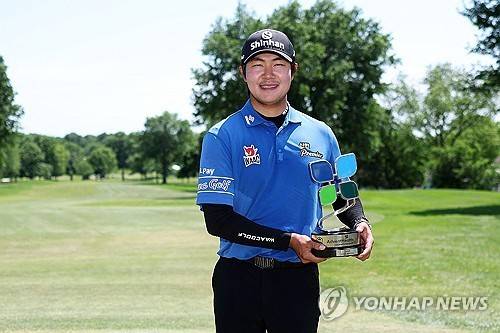 우승 트로피를 든 김성현. [AFP/게티이미지=연합뉴스]