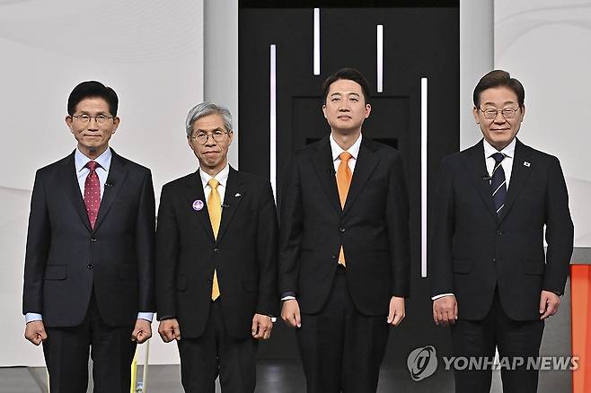 제21대 대선 1차 후보자 토론회 (서울=연합뉴스) 더불어민주당 이재명(오른쪽부터)·개혁신당 이준석·민주노동당 권영국·국민의힘 김문수 대선후보가 18일 서울 마포구 상암동 SBS 프리즘센터 스튜디오에서 열린 제21대 대선 1차 후보자 토론회 시작에 앞서 기념촬영을 하고 있다. 2025.5.18 [국회사진기자단] photo@yna.co.kr