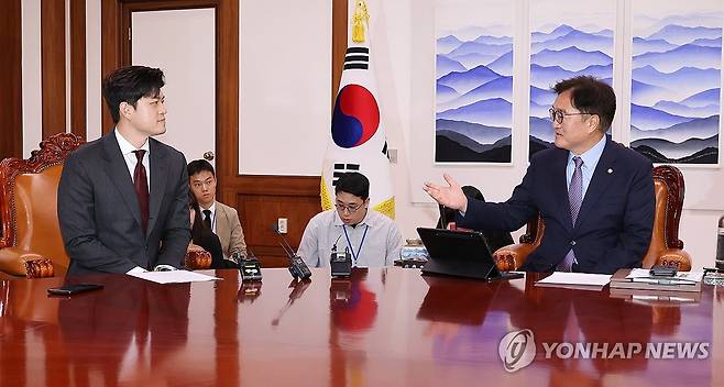 김용태 비대위원장 접견하는 우원식 국회의장 (서울=연합뉴스) 김주형 기자 = 우원식 국회의장(오른쪽)이 19일 국회에서 예방한 국민의힘 김용태 비상대책위원장과 대화하고 있다. 2025.5.19 kjhpress@yna.co.kr