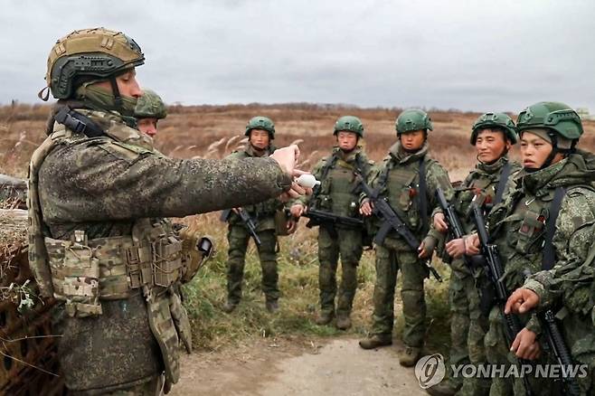 지난달 러시아 교관으로부터 훈련받는 북한 군인들 [타스=연합뉴스]