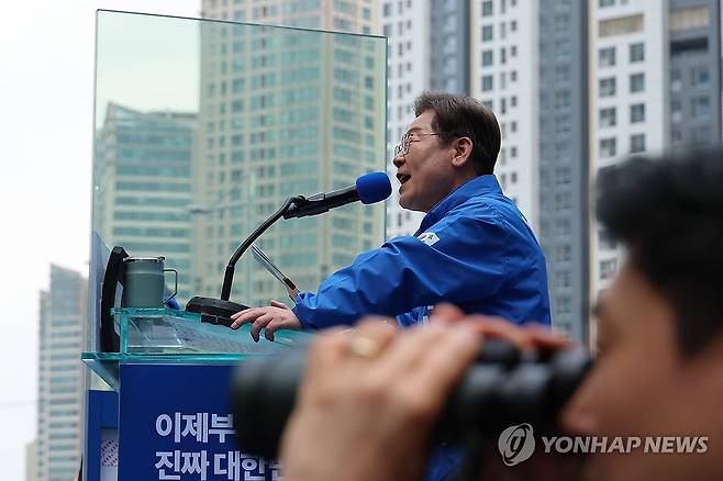 방탄 유리 안에서 유세하는 이재명 후보 (서울=연합뉴스) 김주성 기자 = 더불어민주당 이재명 대선 후보가 19일 서울 용산역광장에서 열린 집중유세에서 방탄유리가 설치된 유세차 위에서 지지를 호소하고 있다. 2025.5.19 utzza@yna.co.kr