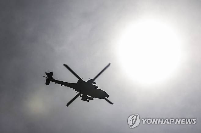 '무인기 대응훈련' 자유로 상공 비행하는 아파치 [연합뉴스 자료사진]