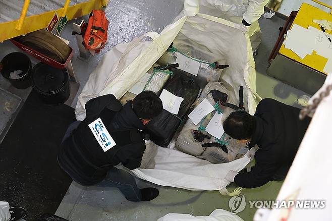 외국 선박에서 대량 마약 밀수 적발 [연합뉴스 자료사진]