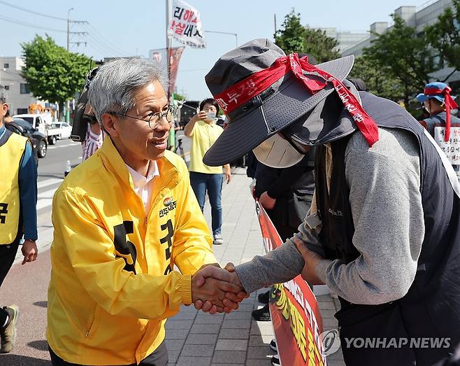 농성 노동자와 인사하는 권영국 후보 (울산=연합뉴스) 김용태 기자 = 민주노동당 권영국 대선 후보가 19일 울산시 북구 현대자동차 울산공장 정문에서 농성 중인 노동자와 인사하고 있다. 2025.5.19 yongtae@yna.co.kr