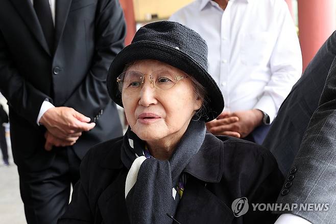 광주 찾은 김옥숙 여사 (광주=연합뉴스) 김혜인 기자 = 5·18민주화운동 45주년 하루 뒤인 19일 광주 북구 운정동 국립5·18민주묘지에서 노태우 전 대통령의 배우자인 김옥숙 여사가 참배를 마치고 취재진의 질문을 듣고 있다. 2025.5.19 in@yna.co.kr