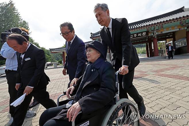 민주의 문 나서는 김옥숙 여사와 노재헌씨 (광주=연합뉴스) 김혜인 기자 = 5·18민주화운동 45주년 하루 뒤인 19일 광주 북구 운정동 국립5·18민주묘지에서 노태우 전 대통령의 배우자인 김옥숙 여사와 아들 노재헌씨가 참배를 마치고 이동하고 있다. 2025.5.19 in@yna.co.kr