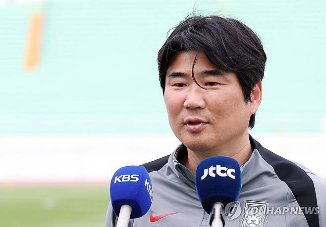 각오 밝히는 이창원 U-20 축구대표팀 감독 (원주=연합뉴스) 양지웅 기자 = 19일 강원 원주종합운동장에서 열린 대한민국 20세 이하(U-20) 축구대표팀 소집훈련에서 이창원 감독이 취재진 질문에 답하고 있다.
    이번 훈련은 다음 달 이집트 카이로에서 열리는 두 차례 평가전을 준비하는 차원에서 마련됐다. 2025.5.19 yangdoo@yna.co.kr