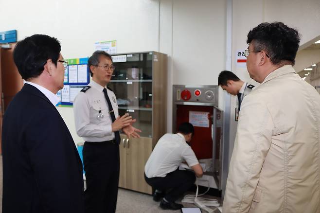 호반체육관에서 안전점검 하는 김승룡 강원소방본부장 [강원특별자치도소방본부 제공. 재판매 및 DB 금지]