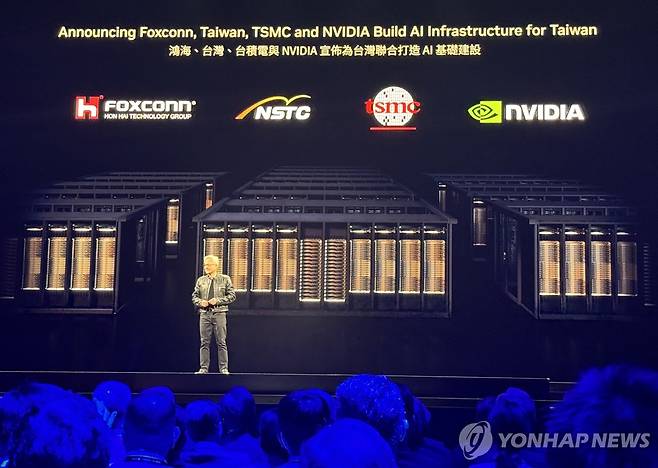 '컴퓨텍스 2025'서 기조연설 중인 젠슨 황 엔비디아 CEO (타이베이=연합뉴스) 강태우 기자 = 젠슨 황 엔비디아 최고경영자(CEO)가 19일 대만 타이베이 뮤직센터에서 '대만 AI 슈퍼컴퓨터 구축' 계획을 발표하고 있다. 2025.5.19 burning@yna.co.kr