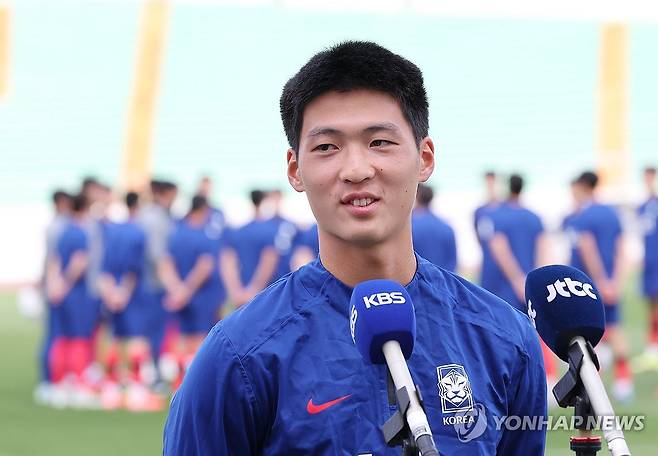 U-20 축구대표팀 막내 배승균의 미소 (원주=연합뉴스) 양지웅 기자 = 19일 강원 원주종합운동장에서 열린 대한민국 20세 이하(U-20) 축구대표팀 소집훈련에서 팀 막내인 배승균(보인고)이 취재진 질문에 답하고 있다.
    이번 훈련은 다음 달 이집트 카이로에서 열리는 두 차례 평가전을 준비하는 차원에서 마련됐다. 2025.5.19 yangdoo@yna.co.kr