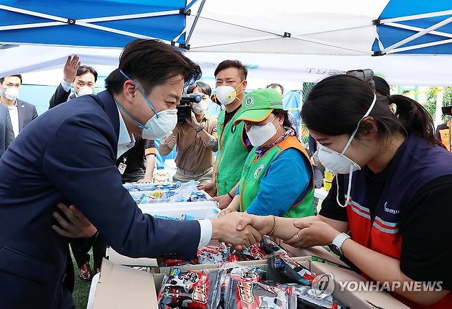 자원봉사자 손 잡은 이준석 후보 (광주=연합뉴스) 조남수 기자 = 개혁신당 이준석 대선후보가 19일 오후 광주 광산구 금호타이어 광주공장 화재 현장에서 자원봉사자들을 격려하고 있다. 2025.5.19 iso64@yna.co.kr