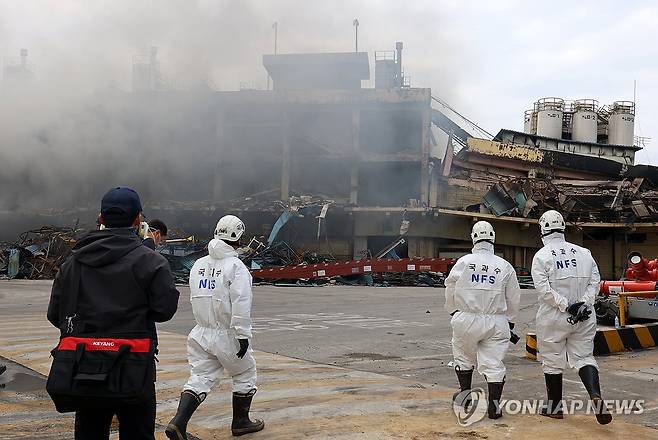 금호타이어 화재현장 조사 (광주=연합뉴스) 조남수 기자 = 금호타이어 광주공장 화재 발생 사흘째인 19일 광주 광산구 금호타이어 2공장에서 국과수, 경찰, 소방 등 관계자가 화재 현장을 조사하고 있다. 2025.5.19 iso64@yna.co.kr