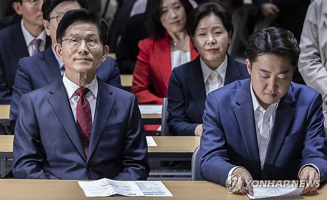 김문수ㆍ이준석 후보, 서울시 약자 동행 토론회 나란히 참석 (서울=연합뉴스) 황광모 기자 = 국민의힘 김문수 대선후보와 개혁신당 이준석 대선후보가 19일 서울 중구 서울시청에서 열린 '약자와 동행하는 서울 토론회'에 참석해 오세훈 서울시장의 환영사를 듣고 있다. 2025.5.19 hkmpooh@yna.co.kr