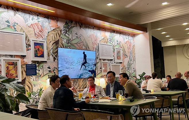 홍준표 전 시장 만난 국민의힘 '하와이 특사단' (서울=연합뉴스) 국민의힘 대선 선대위 유상범 단일화추진본부장, 김대식 대외협력본부장, 조광한 대외협력부본부장, 이성배 선대위 대변인이 19일 홍준표 전 대구시장의 선대위 합류를 설득하기 위해 미국 하와이에 도착, 홍 전 시장을 만나고 있다. 2025.5.19 [이성배 대변인 제공. 재판매 및 DB금지] photo@yna.co.kr