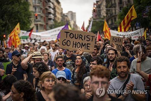 작년 6월 스페인 바르셀로나에서 열린 과잉 관광 반대 시위 [AP 연합뉴스 자료사진. 재판매 및 DB 금지]