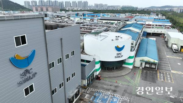 19일 시흥시 소재 SPC삼립 시화공장에서 윤활유를 뿌리는 작업을 하던 중 50대 여성 근로자가 숨지는 사고가 발생했다. 사진은 이날 시흥시 SPC삼립 시화공장 모습. 2025.5.19 /최은성기자 ces7198@kyeongin.com