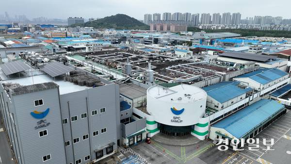 19일 시흥시 소재 SPC삼립 시화공장에서 윤활유를 뿌리는 작업을 하던 중 50대 여성 근로자가 숨지는 사고가 발생했다. 사진은 이날 시흥시 SPC삼립 시화공장 모습. 2025.5.19 /최은성기자 ces7198@kyeongin.com