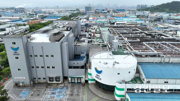 19일 시흥시 소재 SPC삼립 시화공장에서 윤활유를 뿌리는 작업을 하던 중 50대 여성 근로자가 숨지는 사고가 발생했다. 사진은 이날 시흥시 SPC삼립 시화공장 모습. 2025.5.19 /최은성기자 ces7198@kyeongin.com