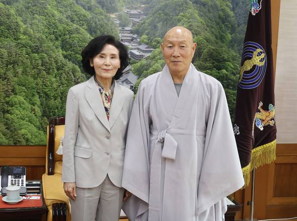 국민의힘 김문수 대선 후보 부인 설난영 여사(왼쪽)가 18일 서울 서초구 관문사에서 열린 대한불교천태종 중앙신도회장 이취임 법요식에 참석해 천태종 총무원장 덕수스님과 기념 촬영을 하고 있다. 2025.5.18 /국민의힘 제공