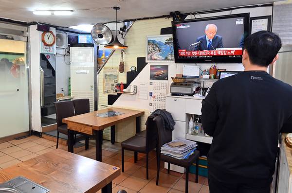 인천 중구 신포국제시장에서 횟집을 운영하고 있는 제형남씨가 11일 대통령 선거 소식을 알리는 TV 뉴스를 보고 있다. 제씨는 “코로나19 국면보다 지금 경기가 더 좋지 않다”며 “새 대통령은 서민 경제 활성화를 가장 우선순위에 두고 정책을 추진했으면 한다”고 말했다. 2025.5.11 /김용국기자 yong@kyeongin.com