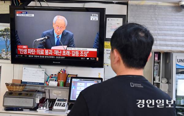 인천 중구 신포국제시장에서 횟집을 운영하고 있는 제형남씨가 11일 대통령 선거 소식을 알리는 TV 뉴스를 보고 있다. 제씨는 “코로나19 국면보다 지금 경기가 더 좋지 않다”며 “새 대통령은 서민 경제 활성화를 가장 우선순위에 두고 정책을 추진했으면 한다”고 말했다. 2025.5.11 /김용국기자 yong@kyeongin.com