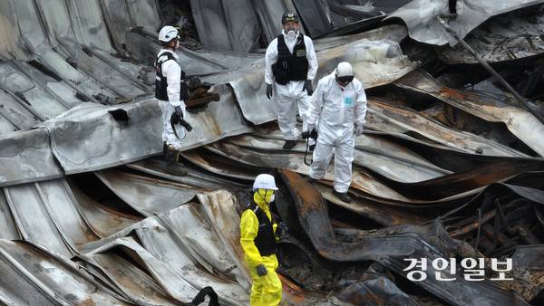 최근 이천시 부발읍 한 대형 물류센터에서 화재가 발생한 가운데 20일 오전 경찰과 소방당국, 국과수 등 관계기관들이 현장 합동 감식을 하고 있다. 2025.5.20 /최은성기자 ces7198@kyeongin.com