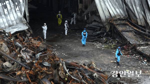 최근 이천시 부발읍 한 대형 물류센터에서 화재가 발생한 가운데 20일 오전 경찰과 소방당국, 국과수 등 관계기관들이 현장 합동 감식을 하고 있다. 2025.5.20 /최은성기자 ces7198@kyeongin.com