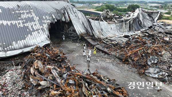 최근 이천시 부발읍 한 대형 물류센터에서 화재가 발생한 가운데 20일 오전 경찰과 소방당국, 국과수 등 관계기관들이 현장 합동 감식을 하고 있다. 2025.5.20 /최은성기자 ces7198@kyeongin.com