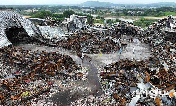 최근 이천시 부발읍 한 대형 물류센터에서 화재가 발생한 가운데 20일 오전 경찰과 소방당국, 국과수 등 관계기관들이 현장 합동 감식을 하고 있다. 2025.5.20 /최은성기자 ces7198@kyeongin.com