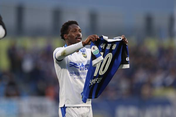 지난 10일 아산 이순신종합운동장에서 열린 K리그2 11라운드 충남아산과 인천의 경기에서 선제골을 넣은 제르소가 부상으로 이탈한 이동률의 유니폼을 들고 세리머니를 하고 있다. 2025.5.10 /한국프로축구연맹 제공