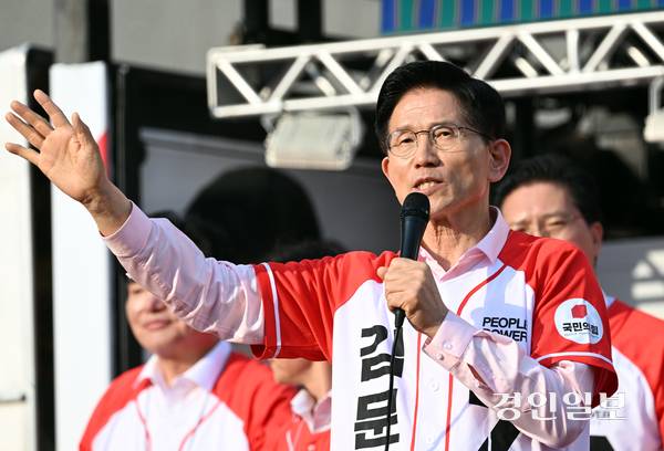 국민의힘 김문수 후보가 20일 오후 하남시 스타필드 앞에서 유세에 나서 유권자들에게 지지를 호소하고 있다. 2025.5.20 /이지훈기자 jhlee@kyeongin.com