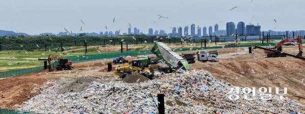 인천시 서구 수도권매립지 3-1매립장에서 쓰레기 매립이 진행되고 있다. /경인일보DB