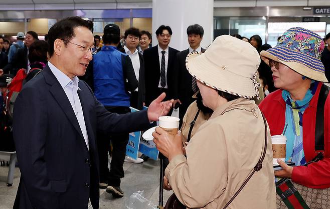 ▲ 20일 인천 중구 인천항 연안여객터미널에 방문한 유정복 인천시장이 '인천 아이(i) 바다패스' 정책을 이용하는 여행객들과 대화를 나누고 있다. /이호윤 기자 256@incheonilbo.com
