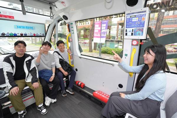 2025 수원 ITS 아태총회 기간 중 운행 예정인 자율주행 차량 내부를 탑승자들이 둘러보고 있다.
