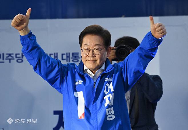 더불어민주당 이재명 대선 후보가 12일 대전 중구 으능정이거리를 찾아 시민들의 환호에 손을 들어 답하고 있다. 이성희 기자 token77@