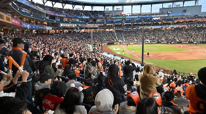 .대전한화생명볼파크 개막전에 몰린 관중 모습. 사진은 중도일보DB
