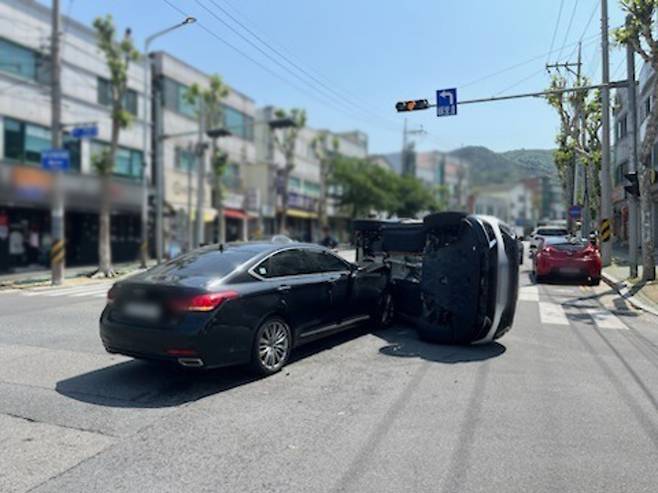 20일 오전 10시 30분께 울산 북구 연암동 화봉파출소 인근의 한 교차로에서 승용차와 SUV가 충돌, SUV가 전복되는 사고가 발생했다. 경찰 제공