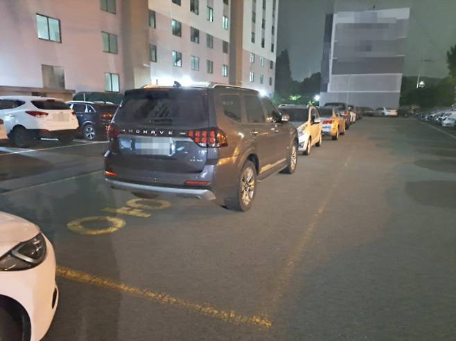 울산의 한 구축아파트가 주차공간 부족으로 이중주차가 이뤄지고 있다.