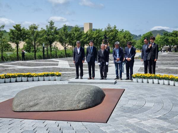 김장하(사진 가운데) 선생이 20일 김해시 진영읍 봉하마을 고 노무현 대통령 묘역을 찾아 참배하고 있다. /이수경 기자