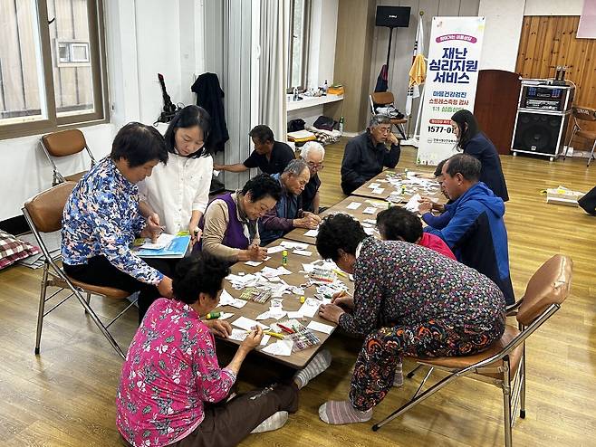 경북도가 산불 피해 주민들의 마음 안정과 정신 건강 회복을 위한 정신건강전문요원의 상담 활동을 진행하고 있다./경북도 제공