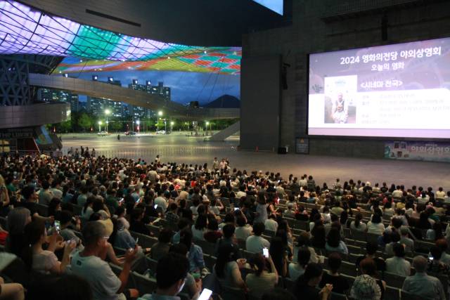 부산 영화의전당 '2025 야외상영회'가 오는 8월 5일까지 화요일 오후 8시 무료로 진행된다. 지난 6일 첫 회가 진행됐고, 아홉 차례 더 열릴 예정이다. 사진은 지난해 7월 상영회 모습. 영화의전당 제공