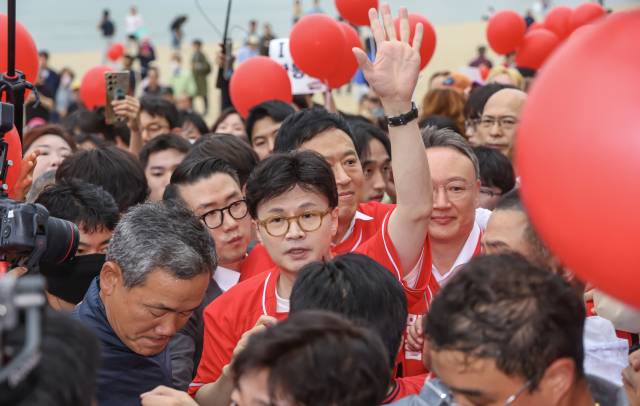 국민의힘 한동훈 전 대표가 20일 오후 부산 수영구 광안리해수욕장에서 김문수 대선후보의 첫 지원 유세를 하고 있다. 김종진 기자 kjj1761@