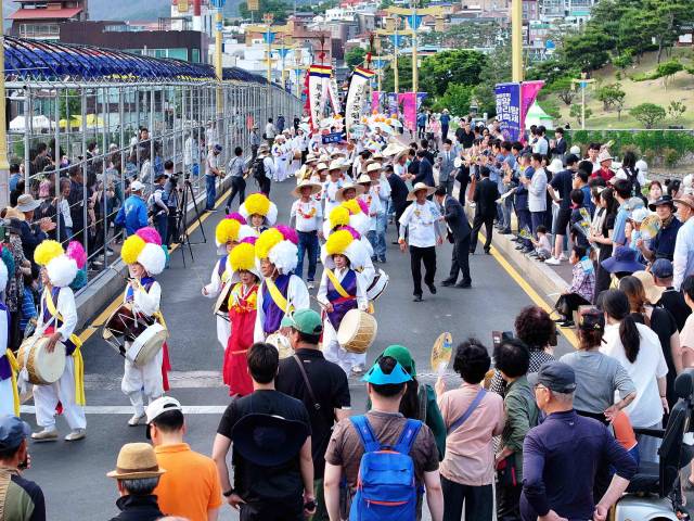 지난해 열린 제66회 밀양아리랑대축제 거리퍼레이드./밀양시/