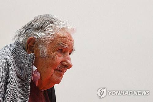 우루과이의 경제발전과 빈곤퇴치에 큰 공을 세운 호세 무히카 전 대통령이 최근 영면했다. 무히카 전 대통령은 권력은 사람을 변화시키지 않고 참모습을 드러낸다는 명언을 남겼다. 연합뉴스