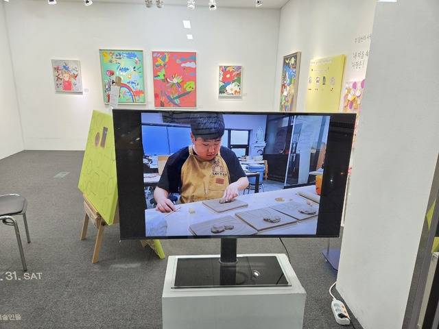 발달장애 청년 작가 정지원, '사랑은 언제나 옳다' 개인전이 열리고 있는 대구 범어역 아트웨이. 권예인 인턴